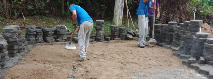 Prefeitura trabalha no nivelamento e reassentamento de bloquetes em ruas da cidade