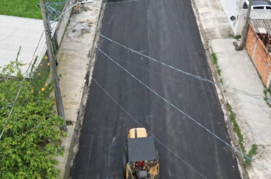 Prefeitura inicia pavimentação asfáltica em uma das principais vias do Golfinhos Prefeitura inicia pavimentação asfáltica em uma das principais vias do Golfinhos