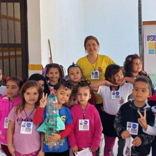 Alunos da EMEI/EMEF Benedito Soares, em Caraguatatuba, comemoram prêmio FLUPP pelo projeto NASA