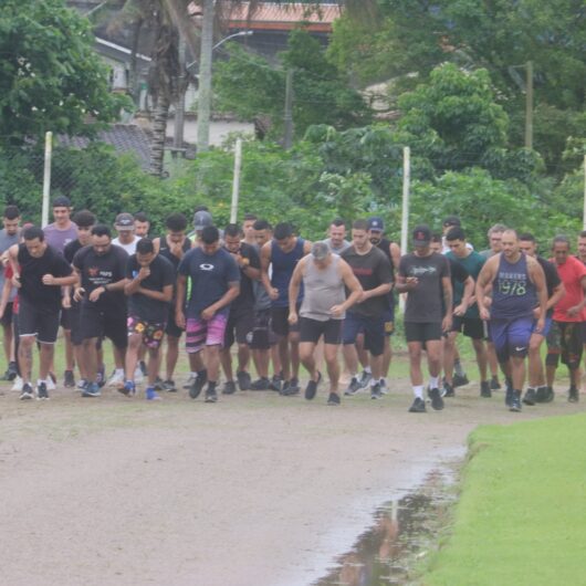 Candidatos para guarda-vidas temporários da Prefeitura de Caraguatatuba realizam exame de seleção