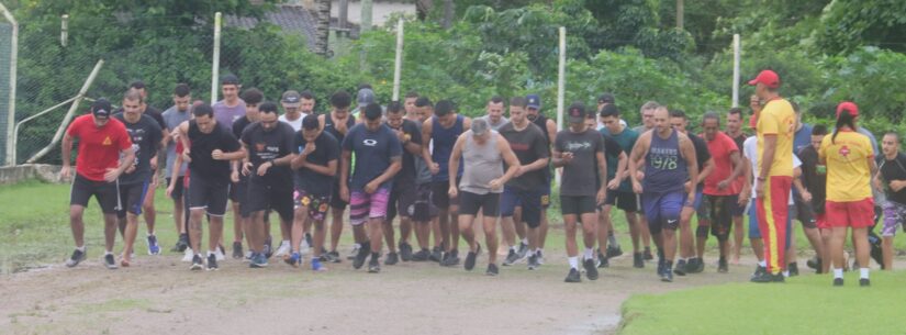 Candidatos para guarda-vidas temporários da Prefeitura de Caraguatatuba realizam exame de seleção