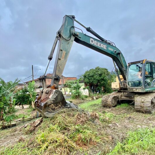 Prefeitura intensifica serviços de limpeza em valas de drenagem no Perequê-Mirim para evitar alagamentos