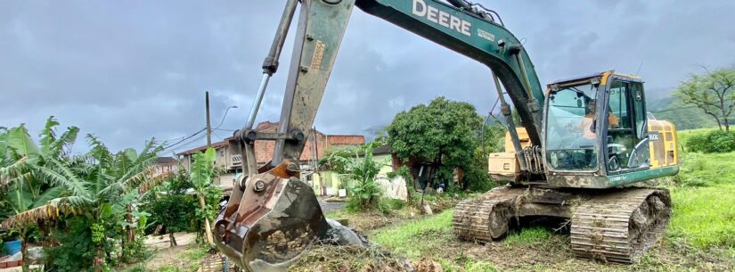 Prefeitura intensifica serviços de limpeza em valas de drenagem no Perequê-Mirim para evitar alagamentos