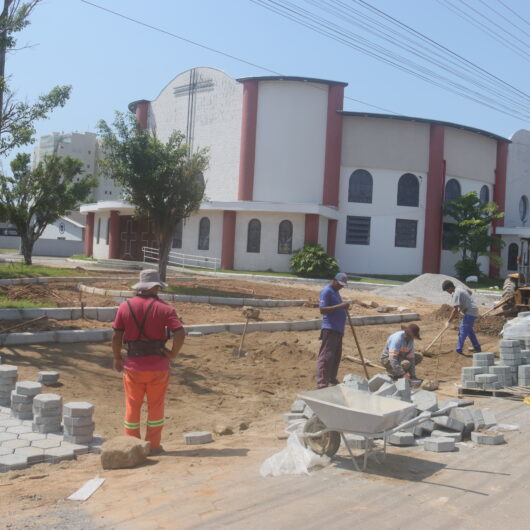 Prefeitura executa obras de reforma na Praça do Divino