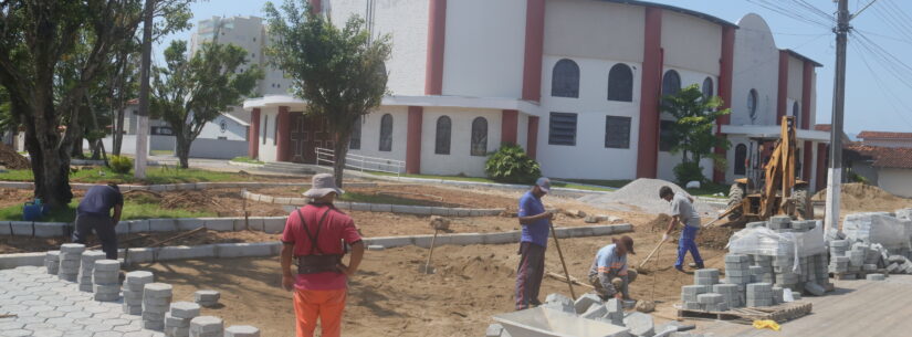 Prefeitura executa obras de reforma na Praça do Divino