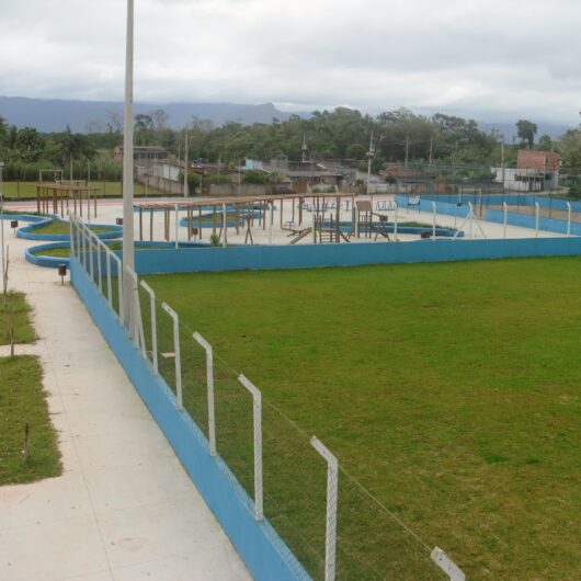 Prefeitura executa obras de nova praça esportiva com campo de futebol e arquibancada na Região Sul