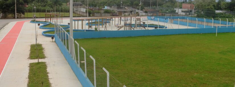 Prefeitura executa obras de nova praça esportiva com campo de futebol e arquibancada na Região Sul