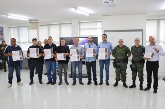 Prefeito de Caraguatatuba recebe honraria da 3ª Cia da Polícia Militar Ambiental Prefeito de Caraguatatuba recebe honraria da 3ª Cia da Polícia Militar Ambiental