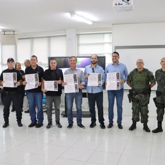 Prefeito de Caraguatatuba recebe honraria da 3ª Cia da Polícia Militar Ambiental