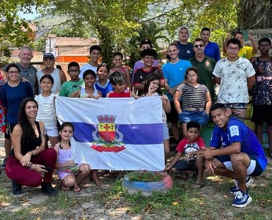 Prefeitura de Caraguatatuba e crianças do projeto Casa Beija Flor revitalizam praça no bairro Jardim Jaqueira