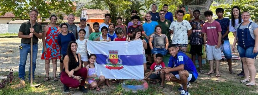 Prefeitura de Caraguatatuba e crianças do projeto Casa Beija Flor revitalizam praça no bairro Jardim Jaqueira
