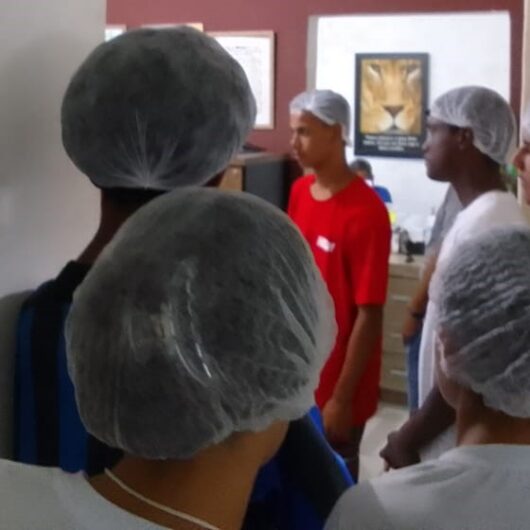 Jovens de programa social da Prefeitura de Caraguatatuba fazem visita técnica em fábrica de salgados