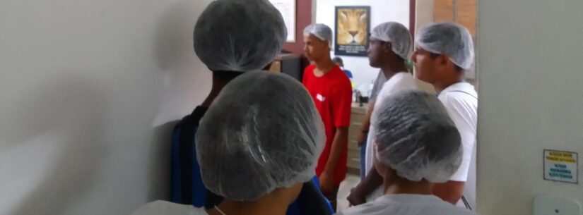 Jovens de programa social da Prefeitura de Caraguatatuba fazem visita técnica em fábrica de salgados