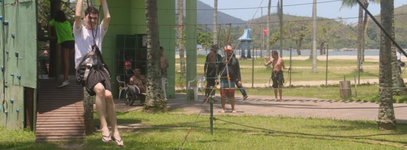 Alunos da Apae de Caçapava se divertem no Espaço Aventura em Caraguatatuba