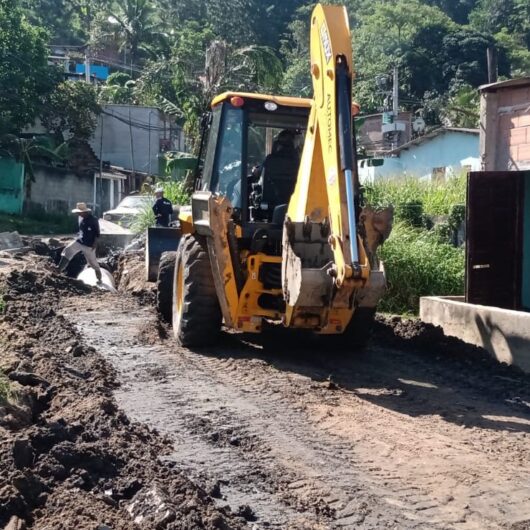 Prefeitura de Caraguatatuba realiza obras de drenagem em rua do bairro Santa Rosa