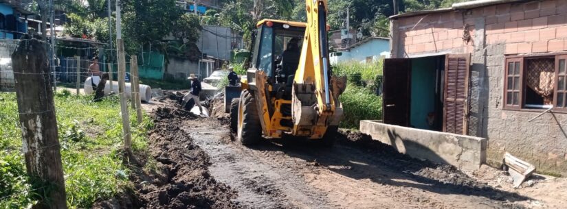 Prefeitura de Caraguatatuba realiza obras de drenagem em rua do bairro Santa Rosa