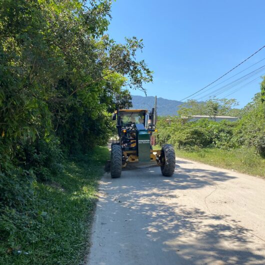 Prefeitura promove nivelamento de ruas e drenagem de valas na região Sul