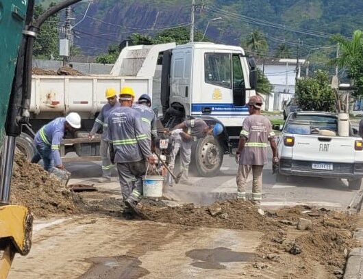 Prefeitura de Caraguatatuba e Sabesp fazem manutenção em rua do Tinga
