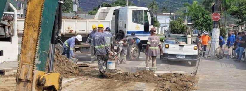 Prefeitura de Caraguatatuba e Sabesp fazem manutenção em rua do Tinga