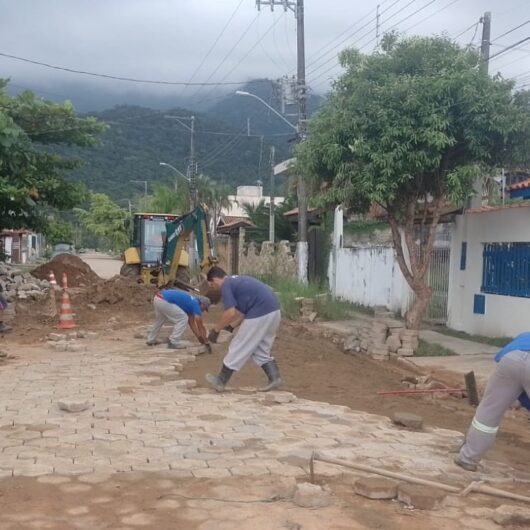 Prefeitura de Caraguatatuba faz nivelamento e repavimentação de 3 km de rua no Jardim do Sol