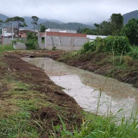 Serviços de limpeza em valas de drenagem se estendem em toda a cidade para evitar alagamentos