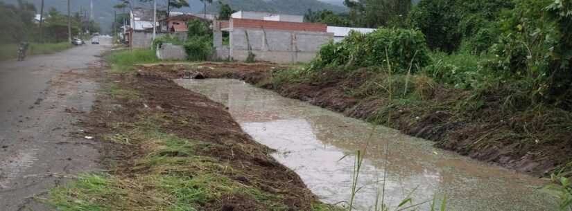 Serviços de limpeza em valas de drenagem se estendem em toda a cidade para evitar alagamentos