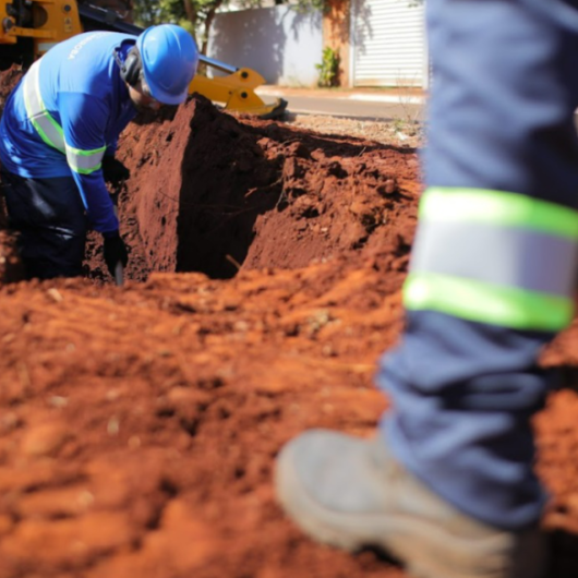 Obras de instalação de redes coletoras de esgoto são executadas em cinco bairros de Caraguatatuba