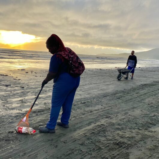 Equipes da Prefeitura reforçam limpeza de praias e trabalhos são iniciados às 5h