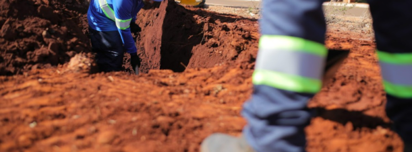 Obras de instalação de redes coletoras de esgoto são executadas em cinco bairros de Caraguatatuba