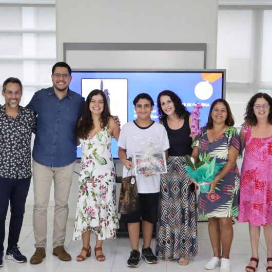 Prefeitura premia vencedores de concurso que escolheu logomarca da alimentação escolar