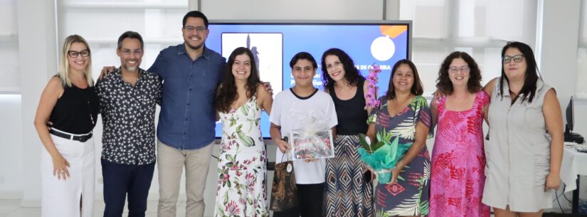 Prefeitura premia vencedores de concurso que escolheu logomarca da alimentação escolar