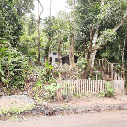 #PraTodosVerem: Casa de madeira construída em encosta ao longo da Estrada do Rio Claro (Foto: Divulgação/PMC)