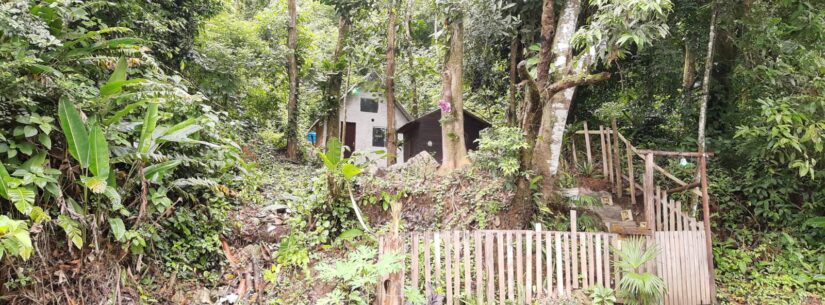 #PraTodosVerem: Casa de madeira construída em encosta ao longo da Estrada do Rio Claro (Foto: Divulgação/PMC)