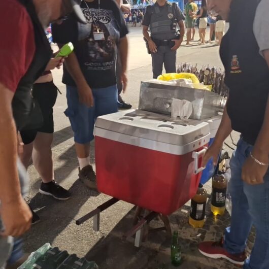 Prefeitura realiza fiscalização em adegas e apreende bebidas adulteradas com ambulante irregular