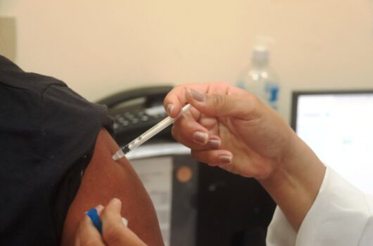 Caraguatatuba aplica 2ª dose da vacina bivalente contra a Covid-19 a partir desta segunda-feira Caraguatatuba aplica 2ª dose da vacina bivalente contra a Covid-19 a partir desta segunda-feira