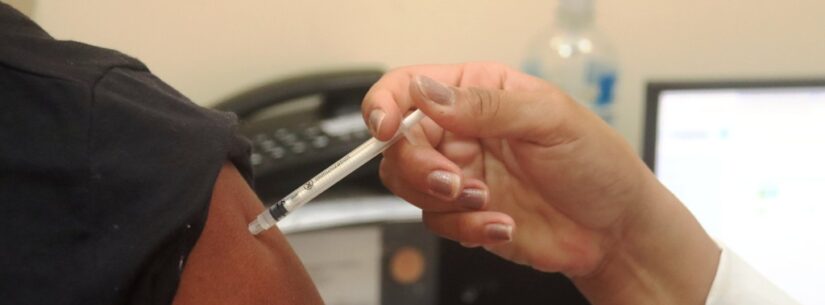 Caraguatatuba aplica 2ª dose da vacina bivalente contra a Covid-19 a partir desta segunda-feira