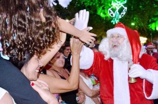 Natal em Caraguatatuba tem Casa do Papai Noel, praças iluminadas e apresentações musicais