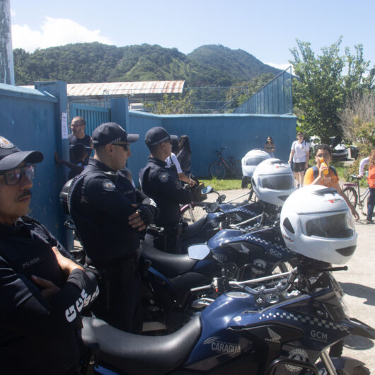 GCM de Caraguatatuba faz ação preventiva na porta de escolas e recebe bilhete de agradecimento