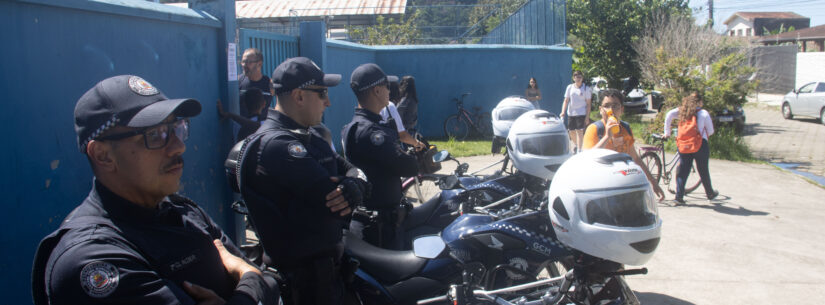 GCM de Caraguatatuba faz ação preventiva na porta de escolas e recebe bilhete de agradecimento