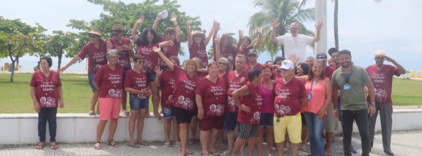 Melhor Idade da cidade de Canas visita praias e espaços públicos de Caraguatatuba