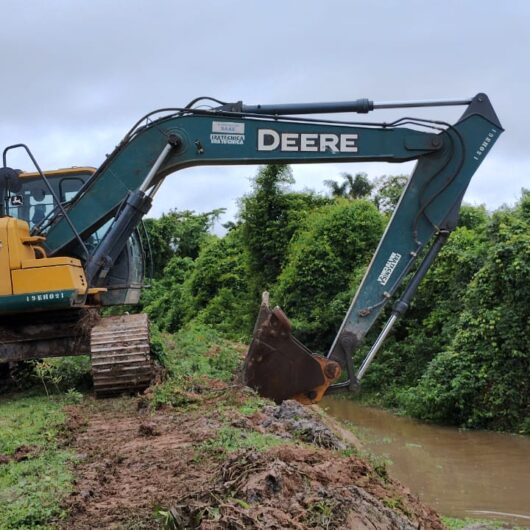 Serviços de limpeza em valas de drenagem são intensificados para evitar alagamentos