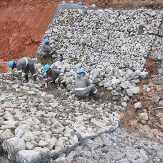 Obras na Rua Alta Tensão vão melhorar drenagem no Perequê-Mirim