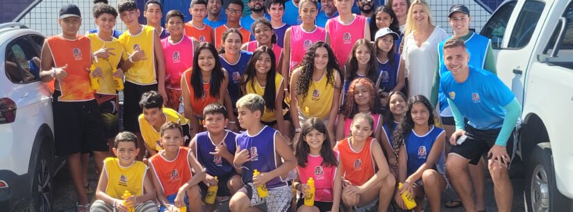 Prefeitura de Caraguatatuba recebe crianças de projeto social de Jacareí para vivência na praia