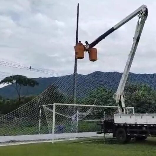 Prefeitura de Caraguatatuba reforma campo de futebol do Jetuba