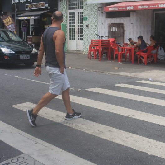 Caraguatatuba é referência por respeitar pedestres que atravessam faixas em vias públicas