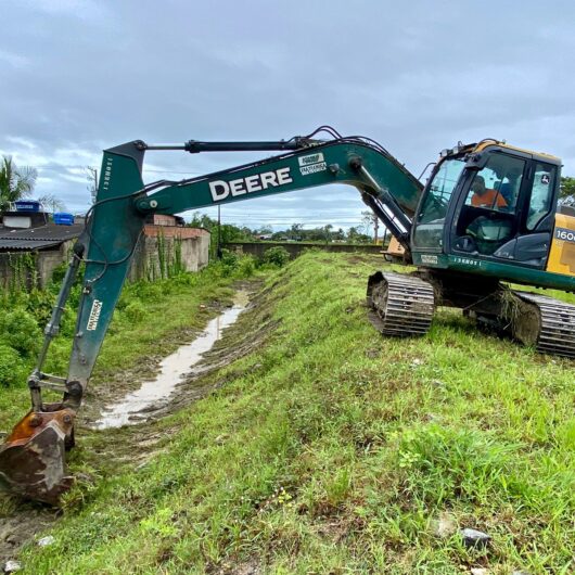 Para melhorar drenagem após chuvas, Prefeitura prossegue com limpeza de valas e córregos