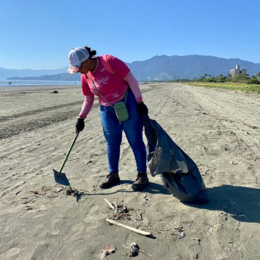 Prefeitura de Caraguatatuba mantém força-tarefa de limpeza de praias de Norte a Sul da cidade