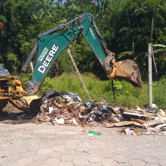 Prefeitura de Caraguatatuba realiza nivelamento de ruas no bairro Morada do Mar