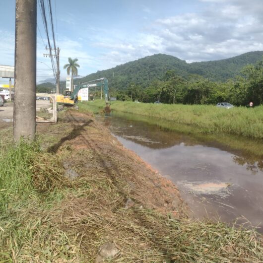 Prefeitura de Caraguatatuba faz limpeza do rio Tabatinga