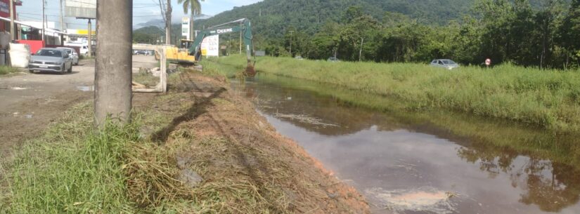 Prefeitura de Caraguatatuba faz limpeza do rio Tabatinga